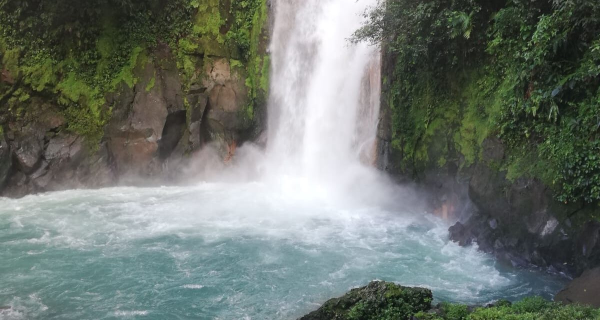 LAS MARAVILLAS DEL RIO CELESTE EN COSTA RICA