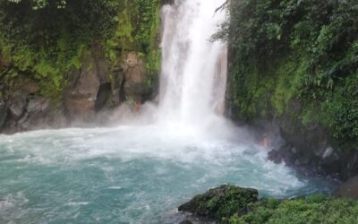 LAS MARAVILLAS DEL RIO CELESTE EN COSTA RICA